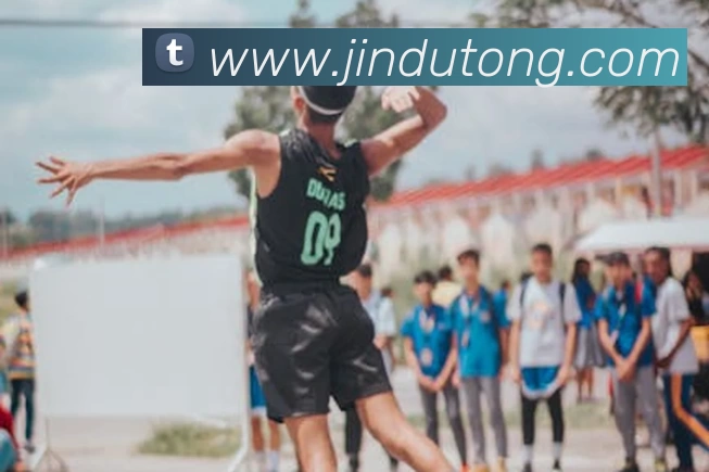 原创 曼联传奇泄露四女狂欢性爱录像，队友“穿着裙子被抽打”